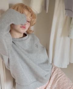 【新品未使用】muguet loose logo sweat grayのサムネイル