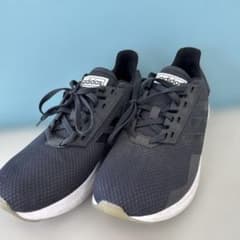 adidas ダークグレー スニーカー