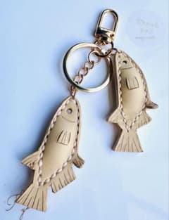 本革　メダカ　キーホルダー　ヌメ革　レザー　雄雌　ゴールド　糸は桜色のサムネイル