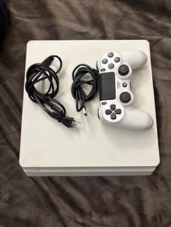 PlayStation 4 本体 ホワイト　500GBのサムネイル