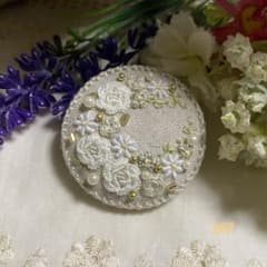 ハンドメイドくるみボタン刺繍ブローチ♡natural wreatheのサムネイル