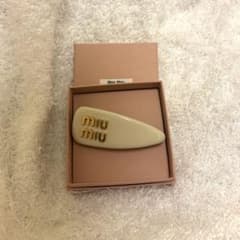 国内正規品 miumiu パテントレザー へアクリップ ヘアピン ホワイト