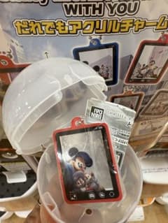 ディズニー　だれでもアクリルチャーム ミッキーマウス チップ デール レッドのサムネイル