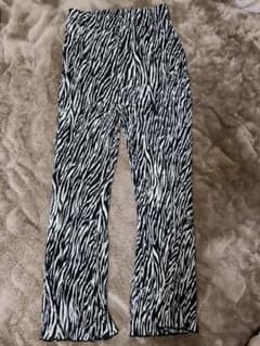 新品未使用　プリーツフレアパンツ ゼブラ柄のサムネイル