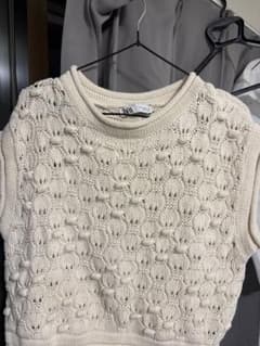 ZARA ポップコーン編み ノースリーブ ニット ホワイトのサムネイル