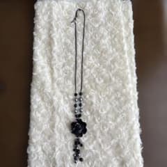 黒い花モチーフ ロングネックレス