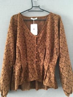 (新品タグ付き)ナイスクラップ 透け感トップスのサムネイル