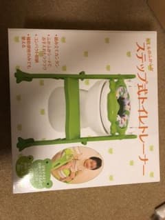定価の半額！リトルプリンセス かえるのふかふかステップ式トイレトレーナーのサムネイル