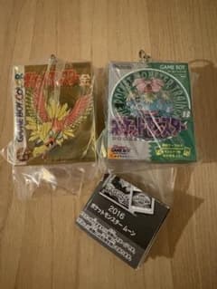 ポケモン パッケージ＆ゲームカードキーホルダーコレクション 金 緑のサムネイル