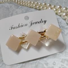 くすみベージュ ヘアクリップ レジン 大人可愛いのサムネイル