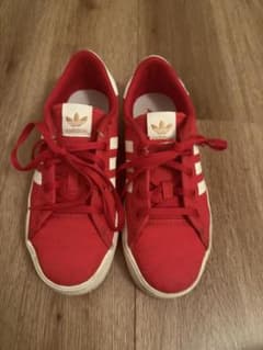 adidasのサムネイル