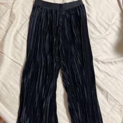 H&M プリーツパンツ　黒　秋冬のサムネイル