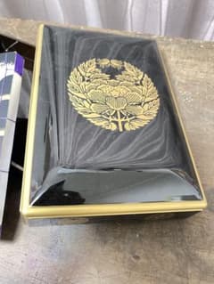 黒漆塗 金蒔絵 菊御紋 長方盆 漆器 茶道具 昭和レトロ 黒漆塗 金蒔絵 菊御紋 長方盆 漆器 茶道具 昭和レトロ - メルカリ