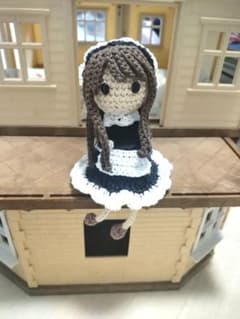 〚ハンドメイド〛メイドさんのあみぐるみ 足ブラ人形のサムネイル