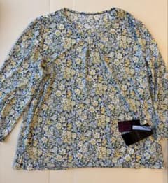 新品タグ付き　日本製　リバティ　花柄七分袖Vネックカットソー　レディースのサムネイル