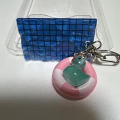 ミニチュア プールと浮き輪のアヒル キーホルダーのサムネイル