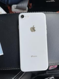 iPhone 8 Silver 64 GB auのサムネイル