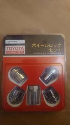 TOYOTA ホイールロックセット 08456-00260 - メルカリ