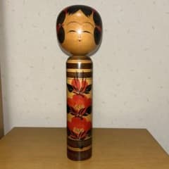 海野作 赤黒花柄こけしのサムネイル