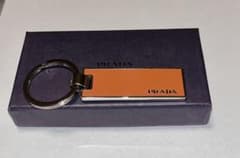 【新品・未使用】PRADA メタルプレート キーリング ブラウンのサムネイル