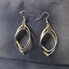 ツイストフープ ピアス シルバーカラー