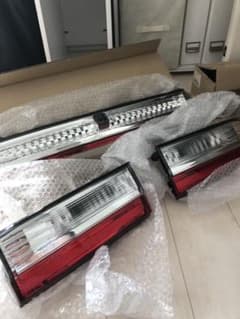 最終値下げ‼️新型デリカD5リアガーニッシュ　新車外しのサムネイル
