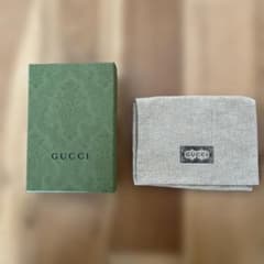 GUCCI エンボス加工　ギフトボックスと布製ポーチのサムネイル