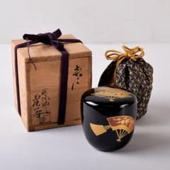 茶道具　蒔絵師　西條一斎作　扇蒔絵棗　仕覆付　共箱　V　7814 茶道具 蒔絵師 西條一斎作 扇蒔絵棗 仕覆付 共箱 V 7814 - メルカリ