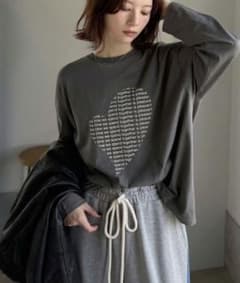 【mily bilet】 ハートグラフィック指穴ロングTシャツ