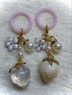 ハンドメイド パールいちごめじるしチャーム 2点セットのサムネイル