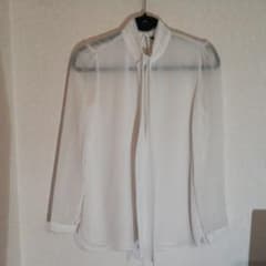 【最終値下げ！】ZARA　白　リボンブラウスのサムネイル
