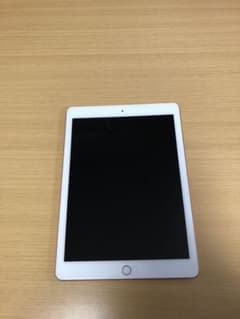 Apple iPad 第6世代 128GB Wi-Fiモデル ゴールド カバー付のサムネイル