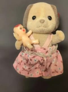 シルバニアファミリー ビーグルイヌの人形を抱いた女の子