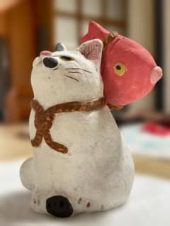 鯛を背負った猫の置物 縁起物のサムネイル
