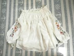 刺繍 オフショルダー トップス アズノウアズのサムネイル