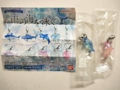 雨の海を泳ぐイルカ２個セット　カプセルトイ　ガチャガチャのサムネイル