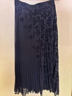 花柄刺繍 プリーツロングスカート ブラックのサムネイル
