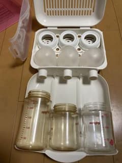 ピジョン消毒ケースと母乳実感哺乳瓶３本のサムネイル