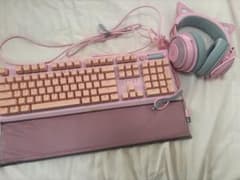 Razer ピンク ゲーミングキーボードとヘッドフォンセットのサムネイル