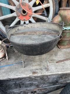 【兎】凄く大きくて分厚い　五徳 　時代道具　(古民家囲炉裏自在鉤釜鉄釜羽釜鉄鍋古民具オブジェキャンプアウトドア) : 古民具火鉢囲炉裏道具三爪三脚五徳鉄箸鍋 303 : ホーム