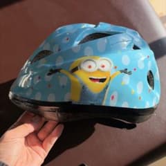 トイザらス　ミニオン５７−６１cm 子供用ヘルメット 水色自転車用のサムネイル