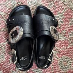 TOGA PULLA メタルバックル サンダル TOGA PULLA メタルバックル サンダル ブラック - メルカリ