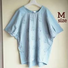 フラワーモチーフ刺繍 フレンチスリーブ カットソー Mサイズ ライトブルーのサムネイル