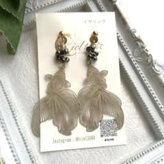金魚イヤリング・ピアス ベージュのサムネイル