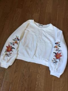 刺繍入りトップスのサムネイル