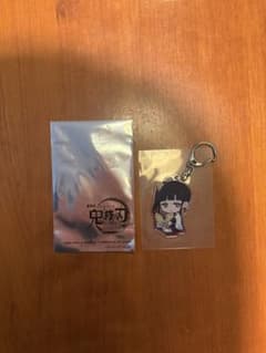 栗花落カナヲのアクリルキーホルダーと劇場版鬼滅の刃入場者特典のしおり（胡蝶姉妹）のサムネイル
