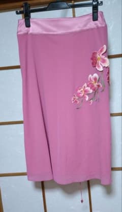 VIVIENNE TAM 花柄刺繍 ピンク タイトスカートのサムネイル