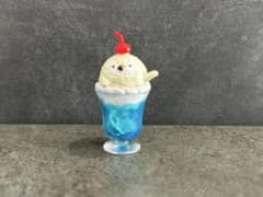 レトロ喫茶のショーウィンドウにこっそりいる動物の赤ちゃん ブルーハワイなペンギンのサムネイル