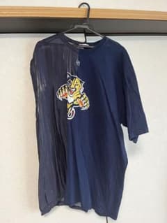 値下げ！YEAH RIGHT リーボックTシャツ　古着リメイクのサムネイル