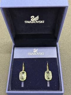 【未使用】Swarovski スワロフスキー　ピアス　クリスタル　ライトグリーンのサムネイル